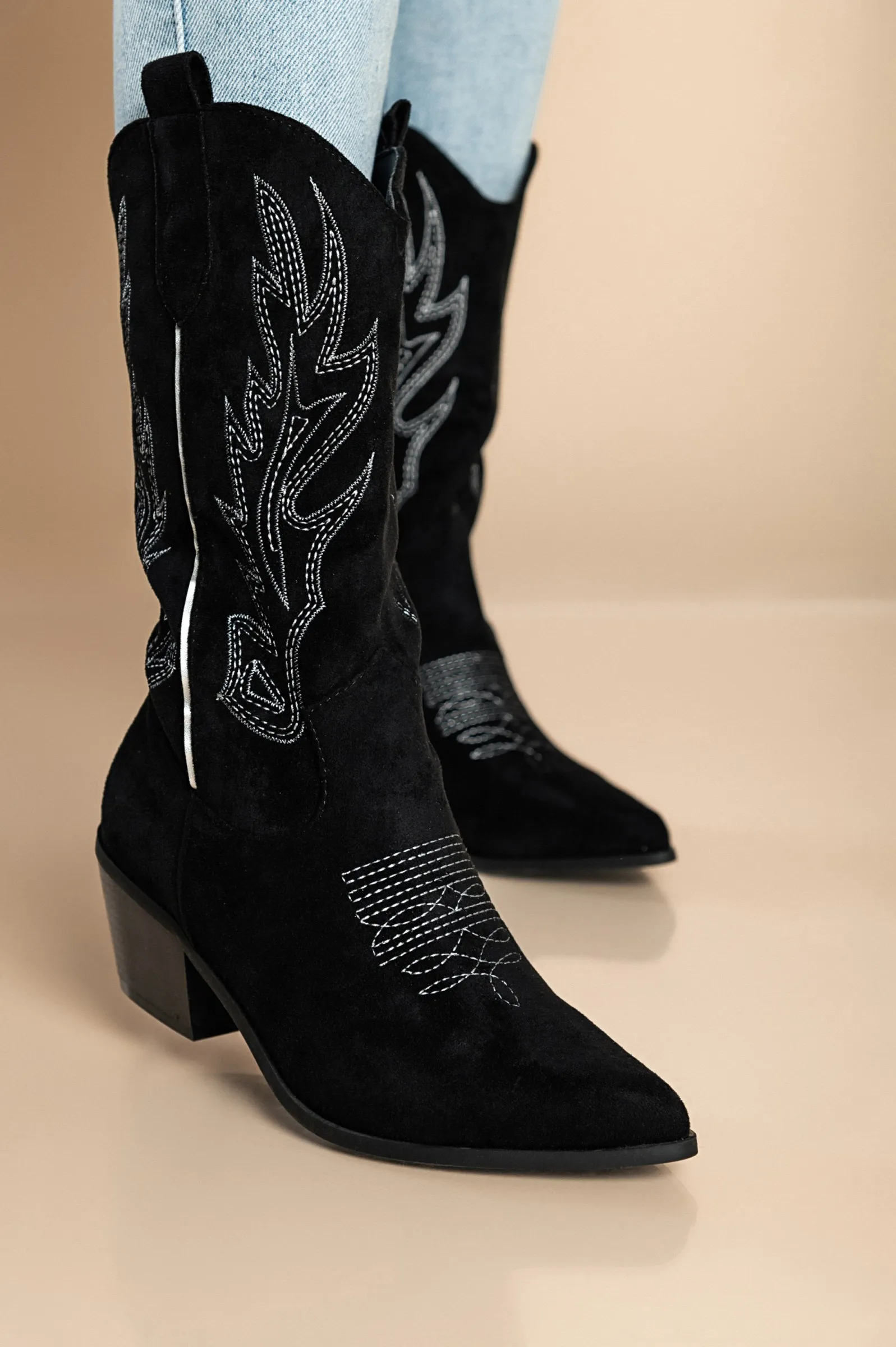 Botas con detalles decorativos, negro