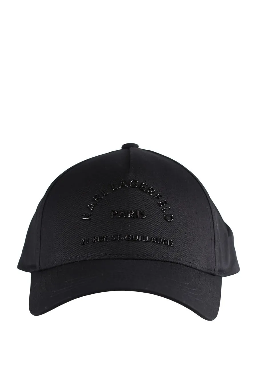 Gorra negra con logotipo negro en relieve