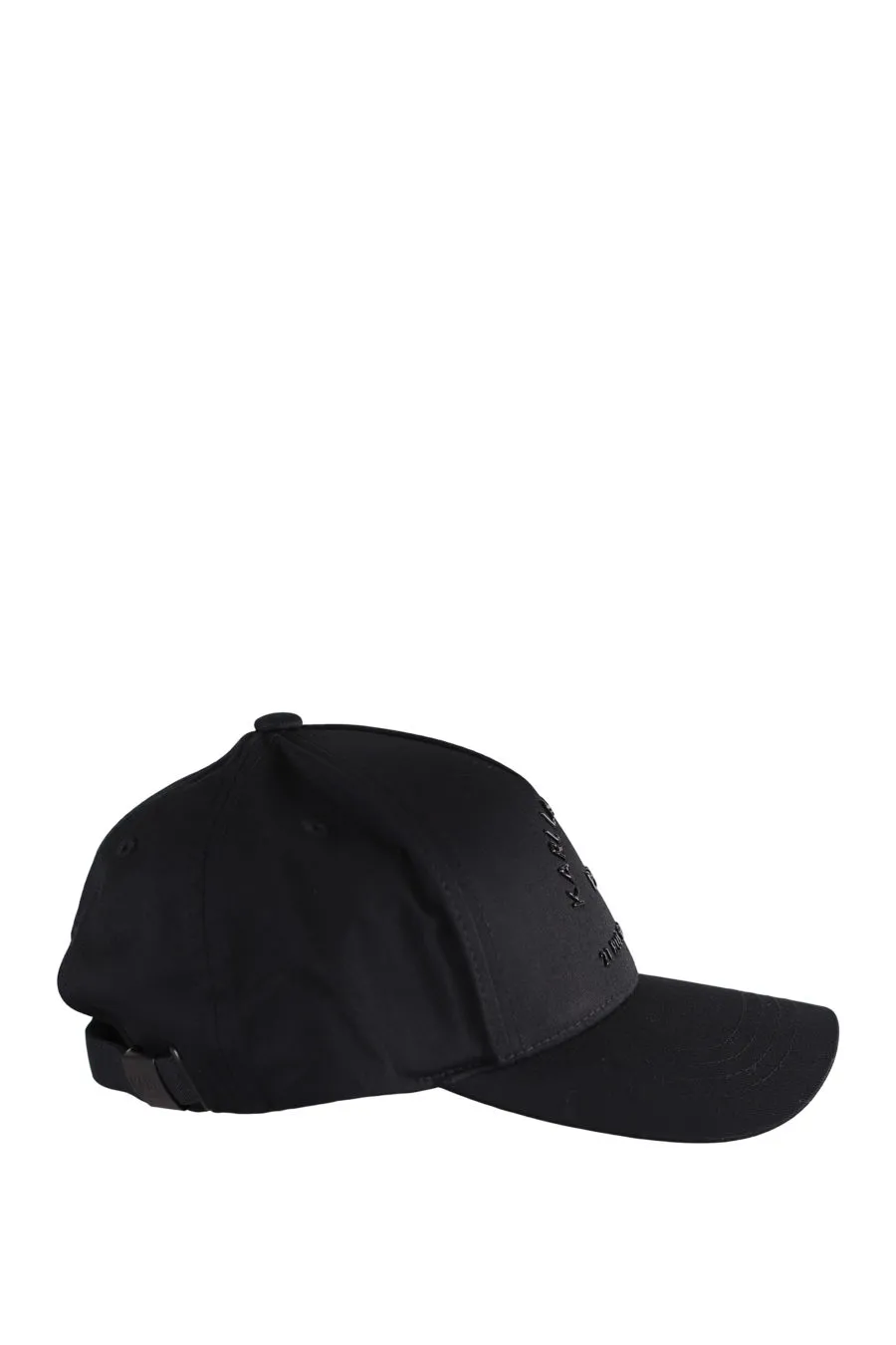 Gorra negra con logotipo negro en relieve