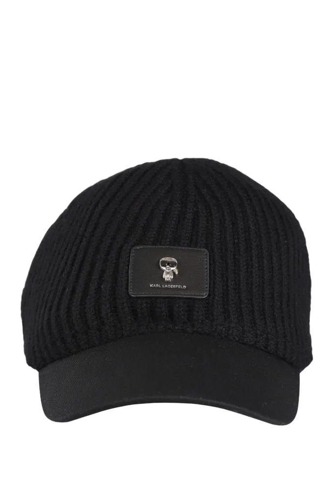 Gorra negra de punto 