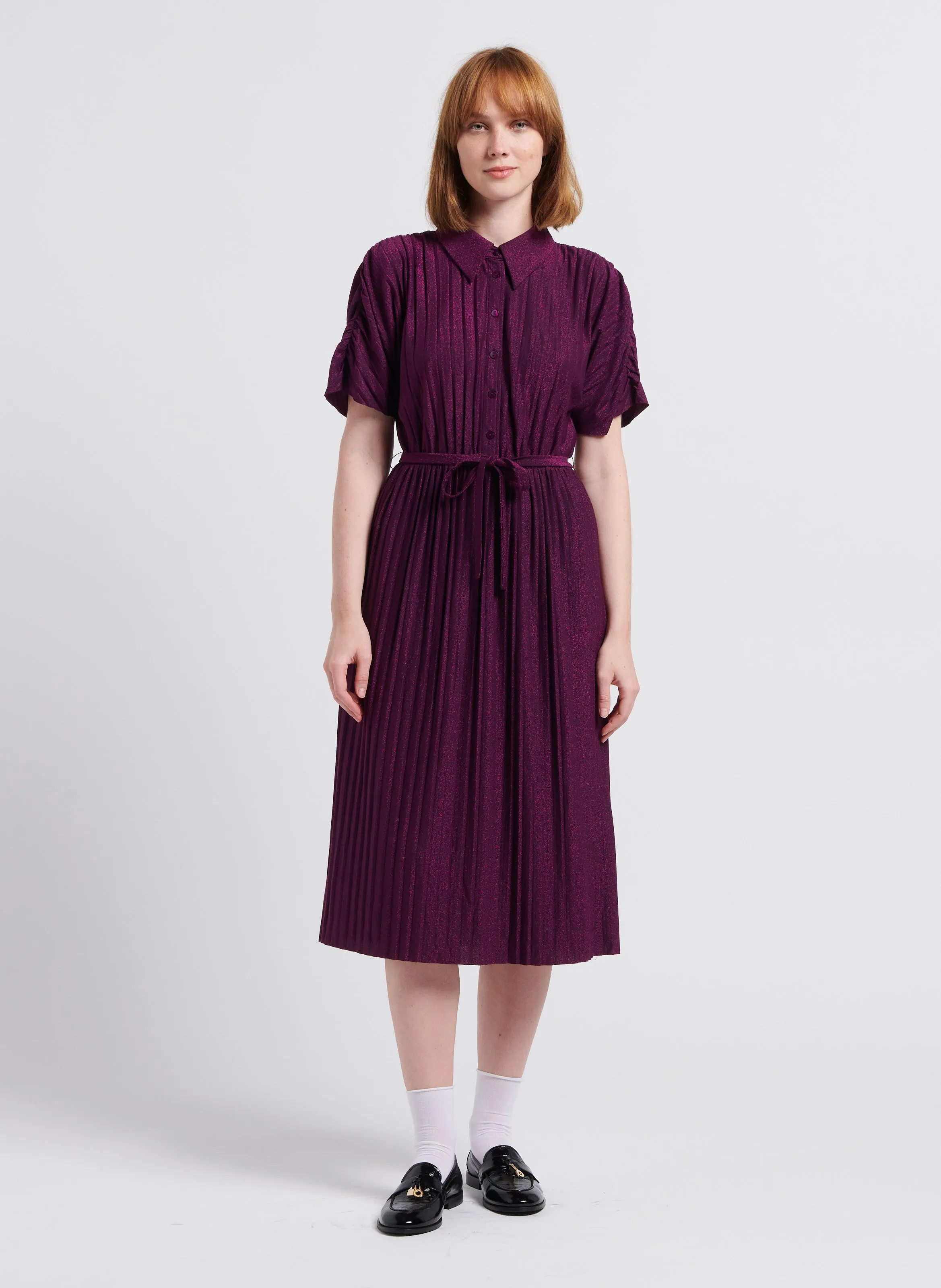 LUXI PLISSÉ - Vestido midi plisado brillante con cuello clásico en violeta