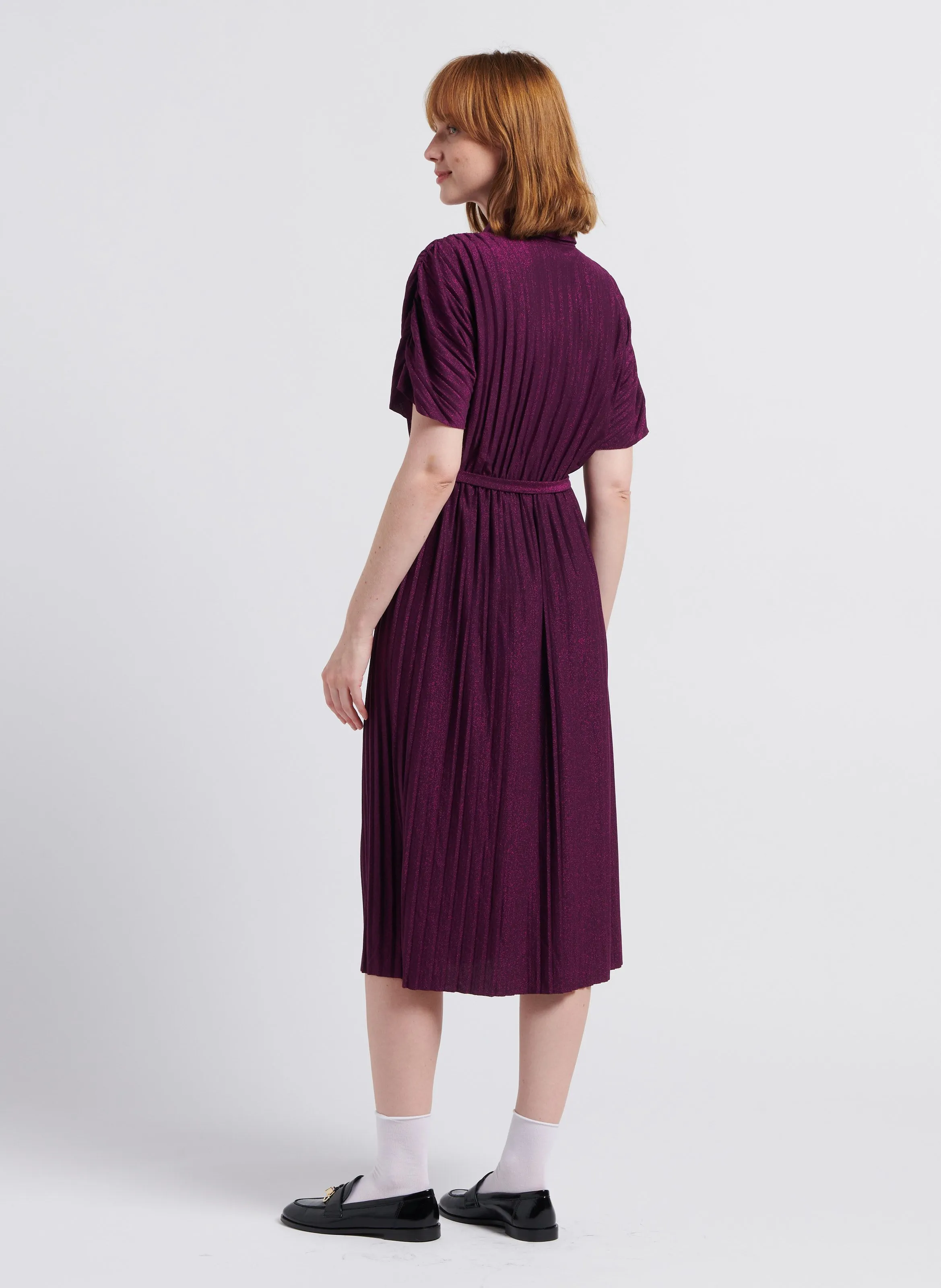 LUXI PLISSÉ - Vestido midi plisado brillante con cuello clásico en violeta