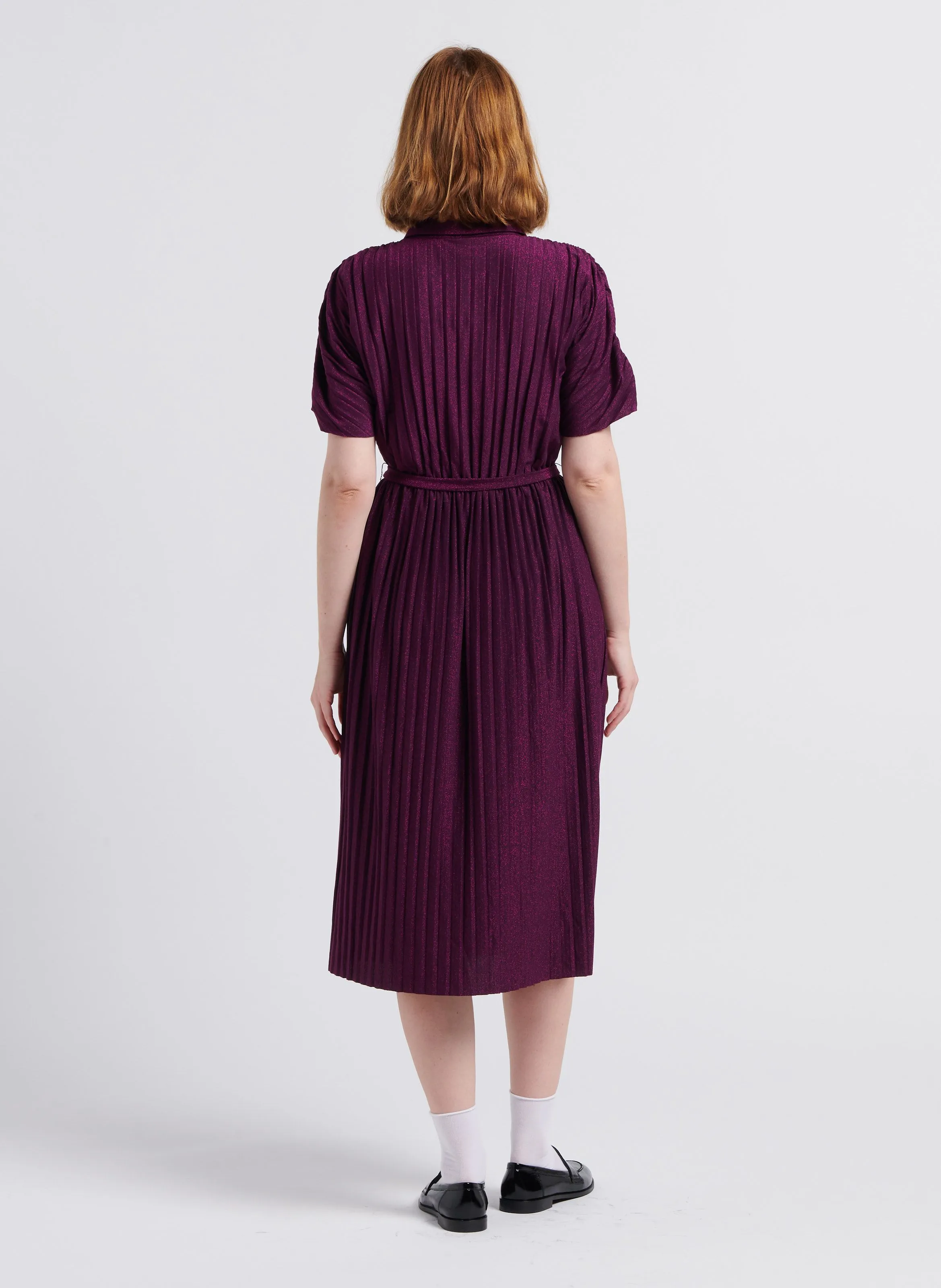 LUXI PLISSÉ - Vestido midi plisado brillante con cuello clásico en violeta