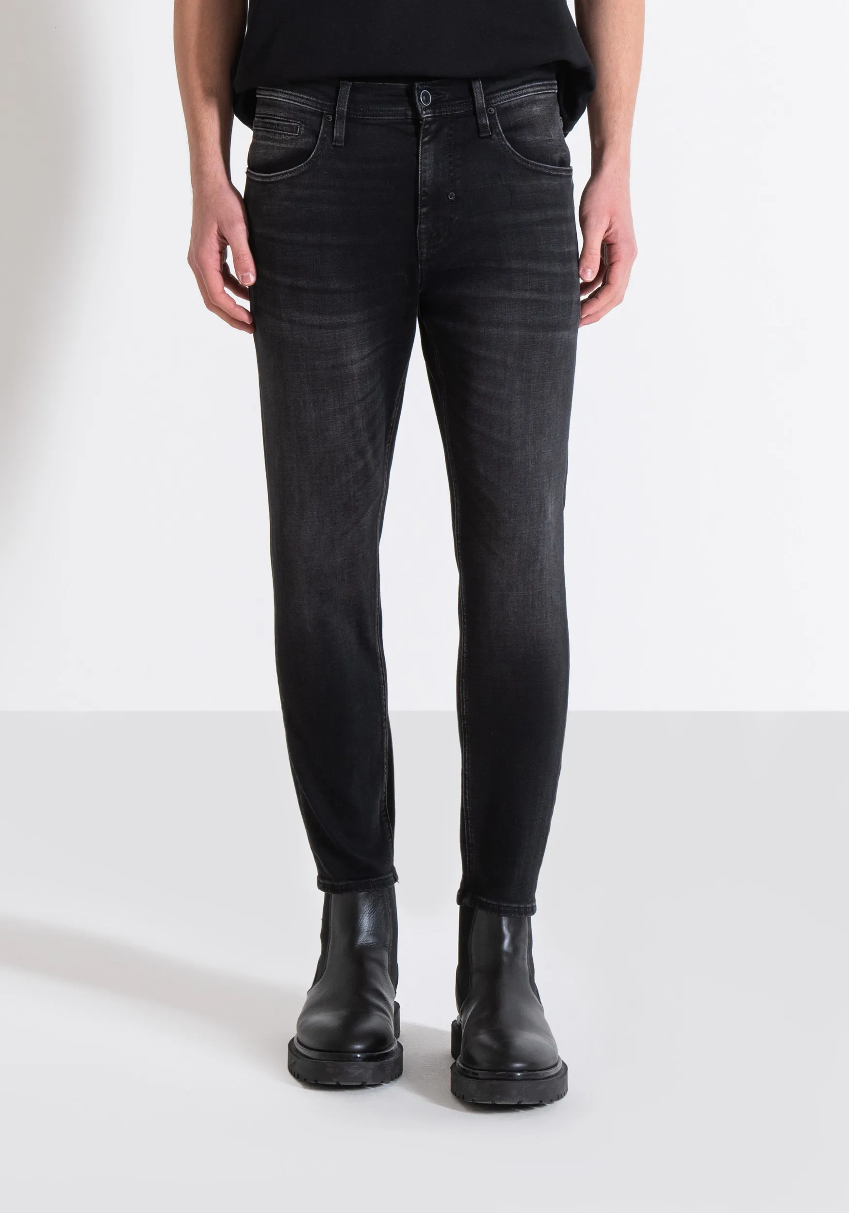 VAQUEROS SKINNY FIT «KARL» CROPPED ELÁSTICOS NEGROS CON LAVADO OSCURO