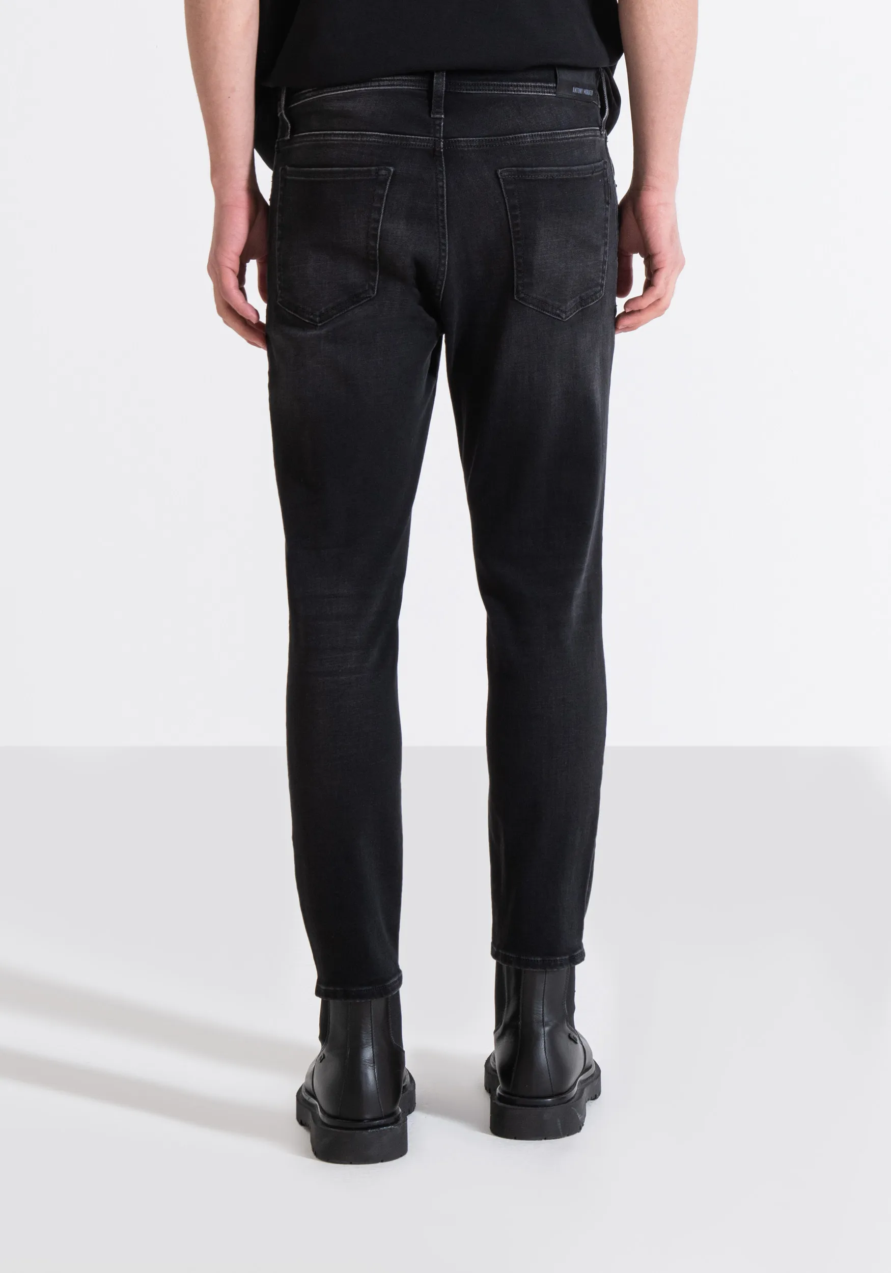 VAQUEROS SKINNY FIT «KARL» CROPPED ELÁSTICOS NEGROS CON LAVADO OSCURO