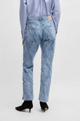 Vaqueros slim fit en denim azul con estampado a láser