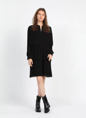 Vestido corto plisado con cuello redondo en negro